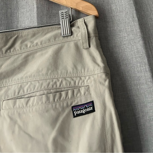 Men’s Patagonia Light Gray Cargo Shorts - Picture 4 of 11